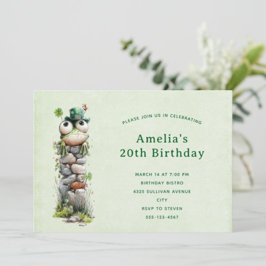 Frog with Green Hat and Shamrock Cute Birthday 招待状 (スタンド正面)