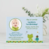 Froggyのカエルのかたつむりの男の子の写真の誕生日の招待状 招待状 (スタンド正面)