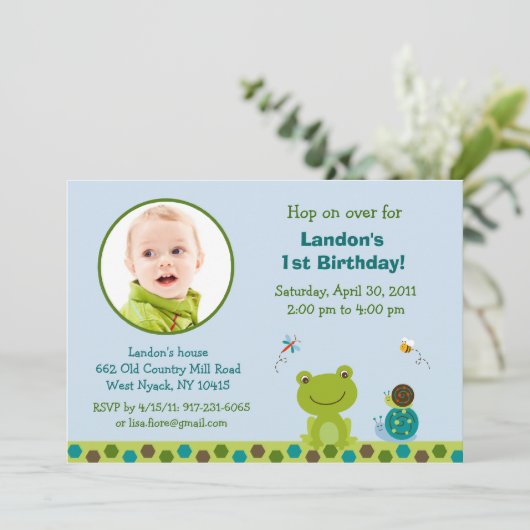 Froggyのカエルのかたつむりの男の子の写真の誕生日の招待状 招待状 (スタンド正面)