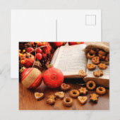 Frohe Weihnachten - Bibel mit Keksen und Kugeln シーズンポストカード (正面/裏面)