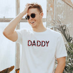 FROSTルンバ素朴ージャックレッドフランネルパパ Tシャツ<br><div class="desc">このTシャツは素朴な水色のフランネルが特徴で、"パパ"という単語を綴っている。このパパのシャツは、あなたの期待するパパお気に入りののための完璧な贈り物または妊娠の発表のアイディアとして素晴らし働く。</div>