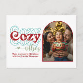 Frost & Berry Cozy Vibes Retro Christmas Photo シーズンポストカード (正面)
