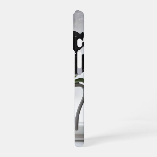 "Frosted Elegance: Black Tulips in a White Vase iPhone 16ケース (左側面)