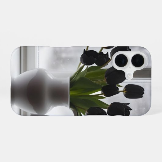 "Frosted Elegance: Black Tulips in a White Vase iPhone 16ケース (裏面横)