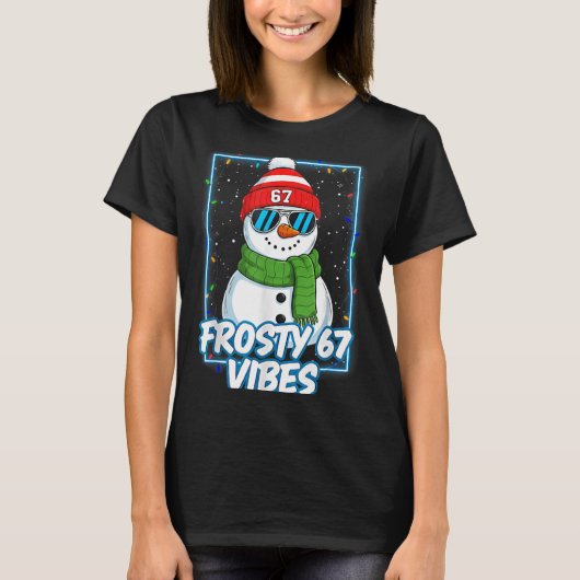 Frosty 67 Vibes Cool Snowman Christmas Tee Tシャツ (正面)