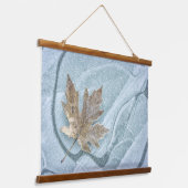 Frosty Maple Leaf Frozen on Ice 吊り下げ型タペストリー (傾斜あり)