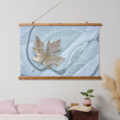 Frosty Maple Leaf Frozen on Ice 吊り下げ型タペストリー (寝室)