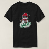 Frosty Vibes 67 雪だるま クリスマス – レトロな冬の装い Tシャツ (デザイン正面)