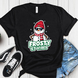 Frosty Vibes 67 雪だるま クリスマス – レトロな冬の装い  Tシャツ