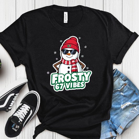 Frosty Vibes 67 雪だるま クリスマス – レトロな冬の装い Tシャツ