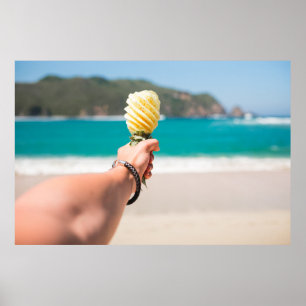 fruiを保持する人の選択的なフォーカス写真 ポスター