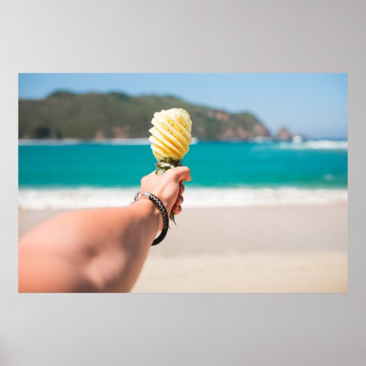 fruiを保持する人の選択的なフォーカス写真 ポスター (正面)