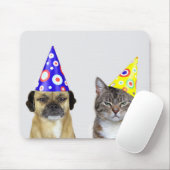 Frustrierter Hund und Katze mit Partyhütchen マウスパッド (マウス)