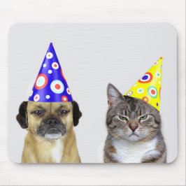 Frustrierter Hund und Katze mit Partyhütchen マウスパッド