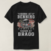 Ft Benning生まれはフォートブラッグ空挺兵ベットを上昇 Tシャツ (デザイン正面)
