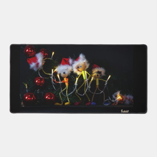 Fubby die Kerstverlichting in de Kerstboom hangen. デスクマット (正面)