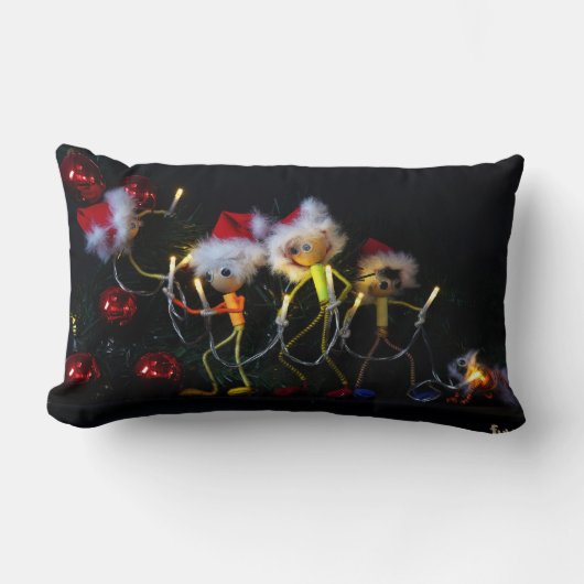 Fubby die Kerstverlichting in de Kerstboom hangen. ランバークッション (正面)
