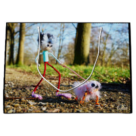 Fubby die zijn hondje uitlaat. ラージペーパーバッグ