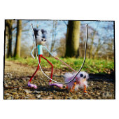 Fubby die zijn hondje uitlaat. ラージペーパーバッグ (裏面)