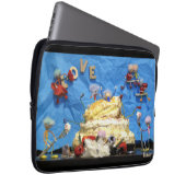 Fubby feest met taart en bruidspaar. ラップトップスリーブ (正面右)