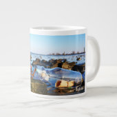 Fubby met flessenpost aan de kust. ジャンボコーヒーマグカップ (正面右)