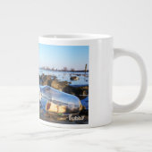 Fubby met flessenpost aan de kust. ジャンボコーヒーマグカップ (右)