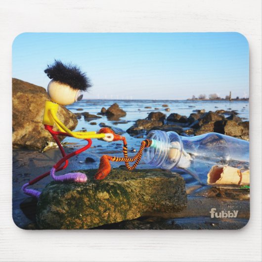 Fubby met flessenpost aan de kust. マウスパッド (正面)