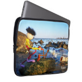 Fubby met flessenpost aan de kust. ラップトップスリーブ (正面右)