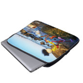 Fubby met flessenpost aan de kust. ラップトップスリーブ (正面下部)