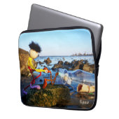 Fubby met flessenpost aan de kust. ラップトップスリーブ (正面左)