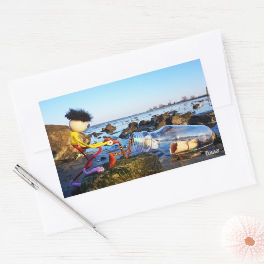 Fubby met flessenpost aan de kust. 長方形シール (封筒)