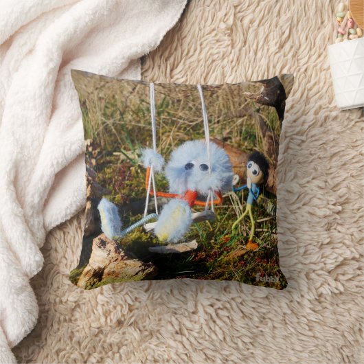 Fubby monster op de schommel. クッション (ブランケット)