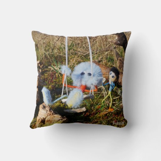 Fubby monster op de schommel. クッション (裏面)