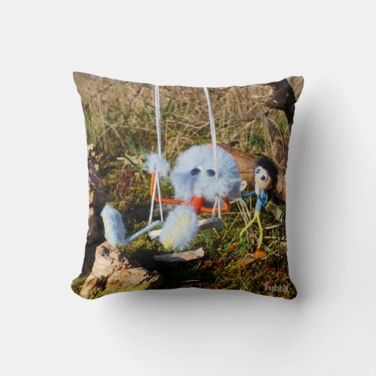 Fubby monster op de schommel. クッション (正面)