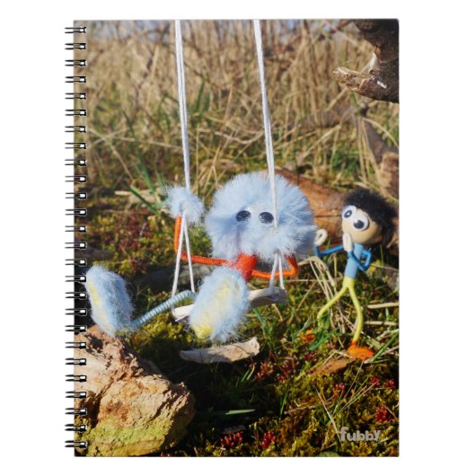 Fubby monster op de schommel. ノートブック (正面)