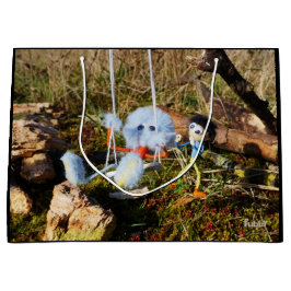 Fubby monster op de schommel. ラージペーパーバッグ