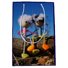 Fubby paartje dat romantisch verliefd zitten. ミディアムペーパーバッグ