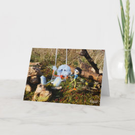 Fubby poppetje dat een monster duwt op schommel. サンキューカード