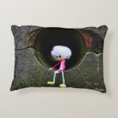 Fubby poppetje dat in een muur zit.  アクセントクッション (裏面)