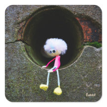 Fubby poppetje dat in een muur zit.