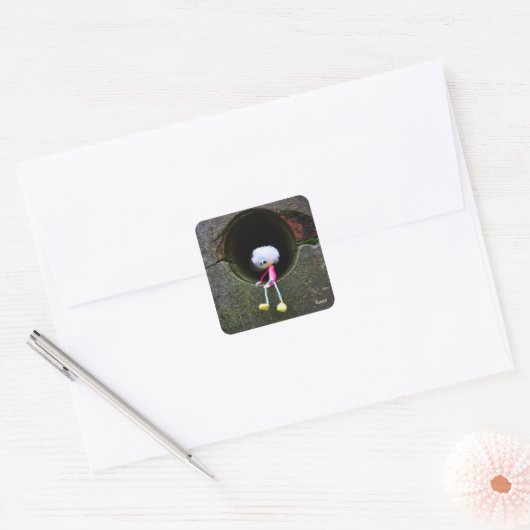 Fubby poppetje dat in een muur zit.  スクエアシール (封筒)