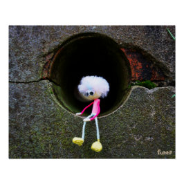 Fubby poppetje dat in een muur zit. ポスター