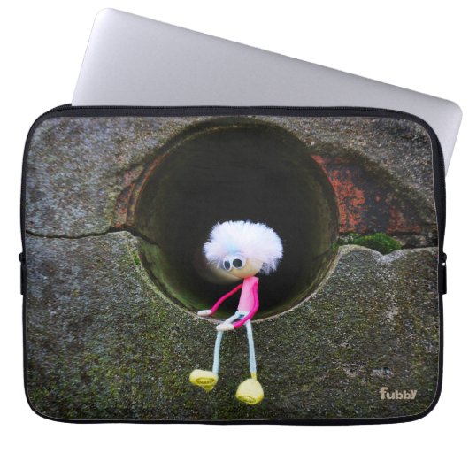 Fubby poppetje dat in een muur zit. ラップトップスリーブ (正面)
