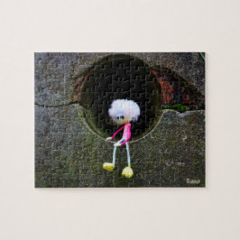 Fubby poppetje dat in een muur zit. Een schattig m ジグソーパズル