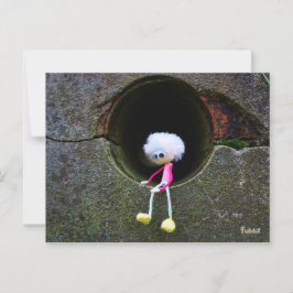 Fubby poppetje dat in een muur zit. Een schattig m ポストカード