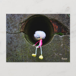 Fubby poppetje dat in een muur zit. Een schattig m ポストカード