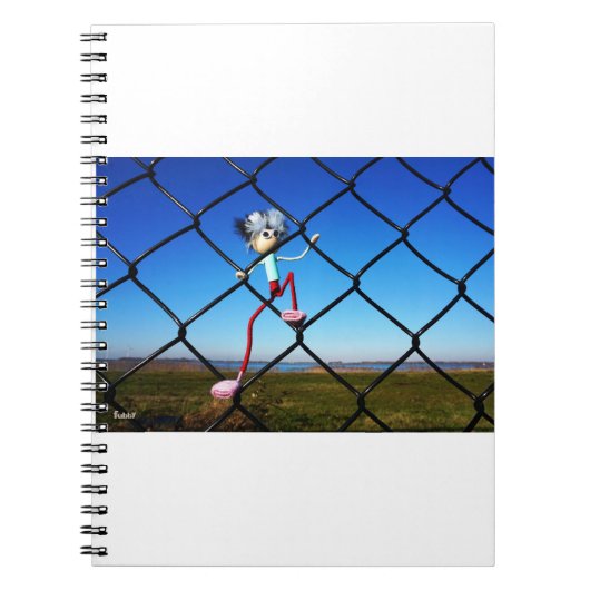 Fubby poppetje dat in het hek omhoog klimt. ノートブック (正面)