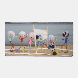 Fubby poppetjes die beach volleybal spelen. デスクマット