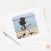 Fubby rock gitarist met hoed op het strand. スクエアシール (封筒)