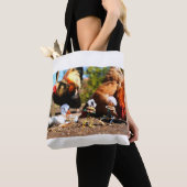 Fubby spelend met de kippen en haan. トートバッグ (クローズアップ)